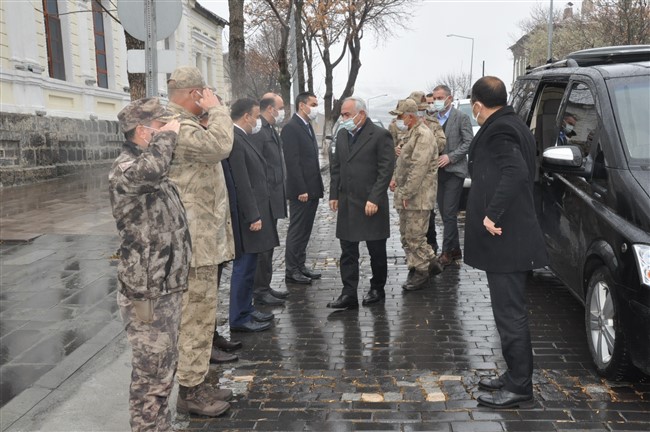 bakan-yardimcisi-ersoy-ve-orgeneral-cetin-kars’ta!-(1).jpg