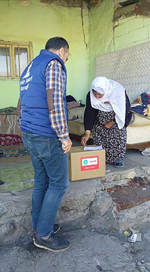 deniz-feneri-kars’ta-100-aileye-gida-kolisi-dagitti-(3).jpg