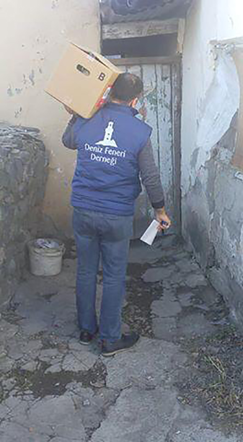 deniz-feneri-kars’ta-100-aileye-gida-kolisi-dagitti-(5).jpg