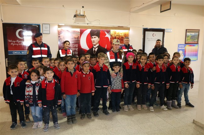 jandarma’dan-koy-cocuklarina-ziyaret!-(1).jpg