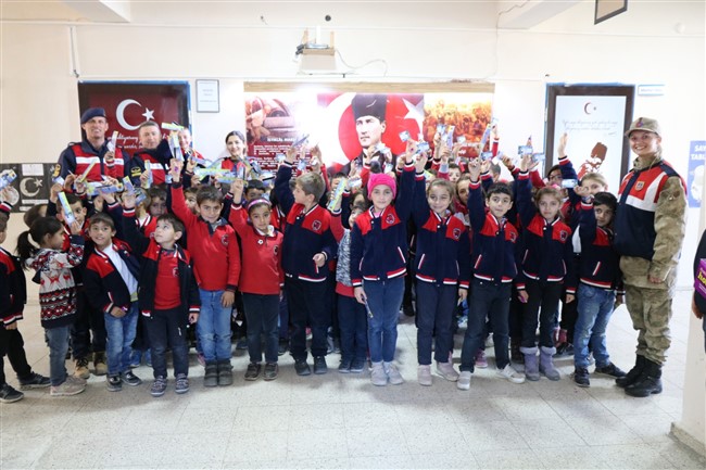 jandarma’dan-koy-cocuklarina-ziyaret!-(2).jpg