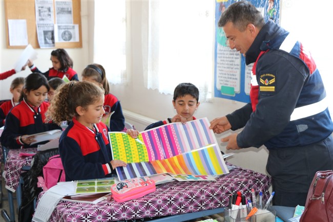 jandarma’dan-koy-cocuklarina-ziyaret!-(5).jpg