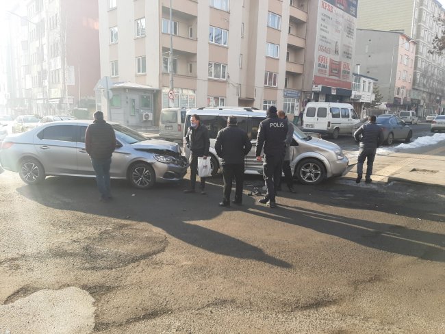 kars’in-en-islek-caddesinde-kaza-(2).jpg