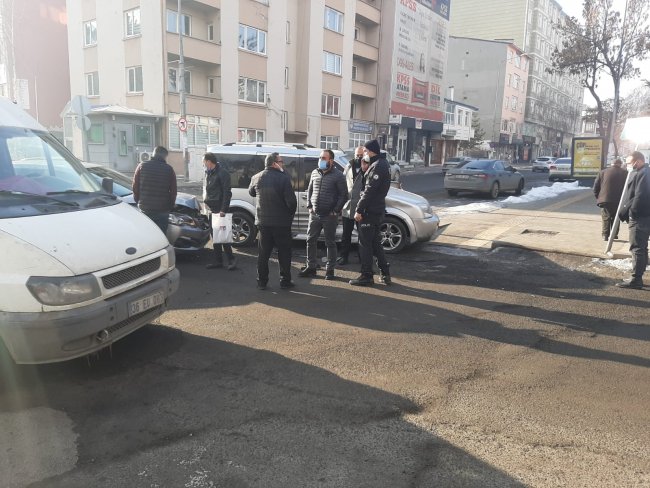 kars’in-en-islek-caddesinde-kaza-(3).jpg