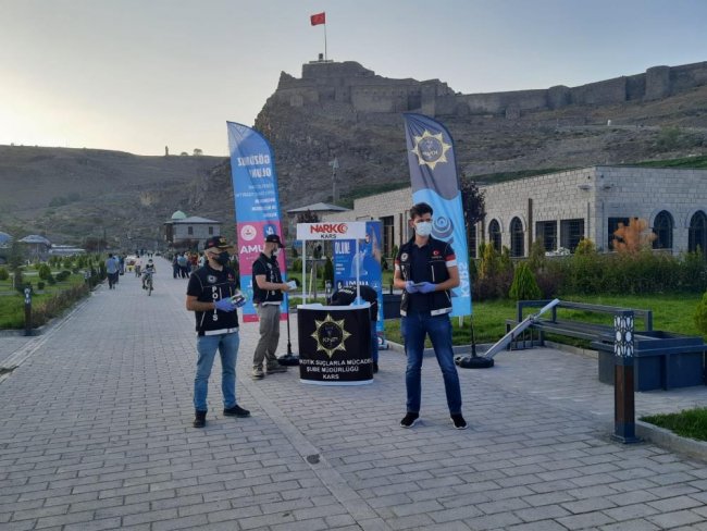 kars’ta,-uyusturucuya-karsi-vatandaslar-bilgilendirildi-(1).jpg