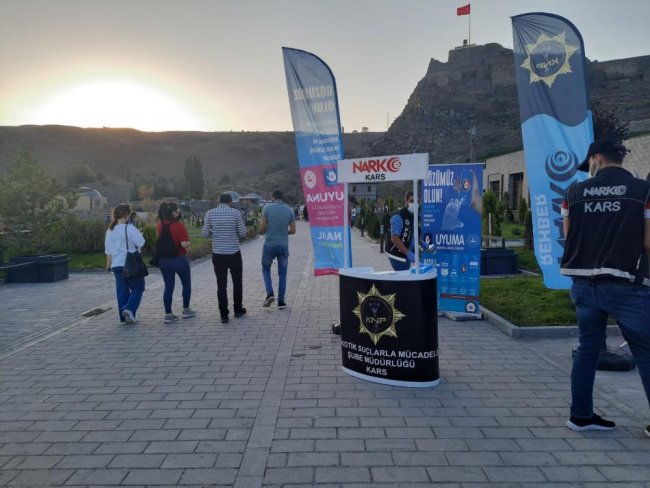 kars’ta,-uyusturucuya-karsi-vatandaslar-bilgilendirildi-(4).jpg