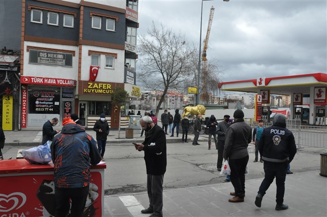 kars’ta-1-maske-icin-metrelerce-kuyruk-olustu-(1).jpg