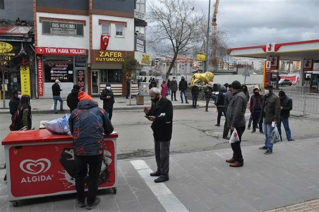 kars’ta-1-maske-icin-metrelerce-kuyruk-olustu-(2).jpg