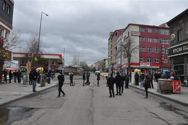 kars’ta-1-maske-icin-metrelerce-kuyruk-olustu-(3).jpg