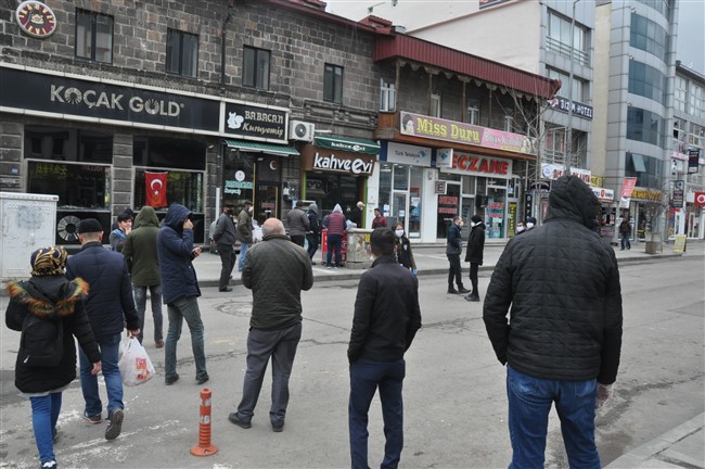 kars’ta-1-maske-icin-metrelerce-kuyruk-olustu-(5).jpg