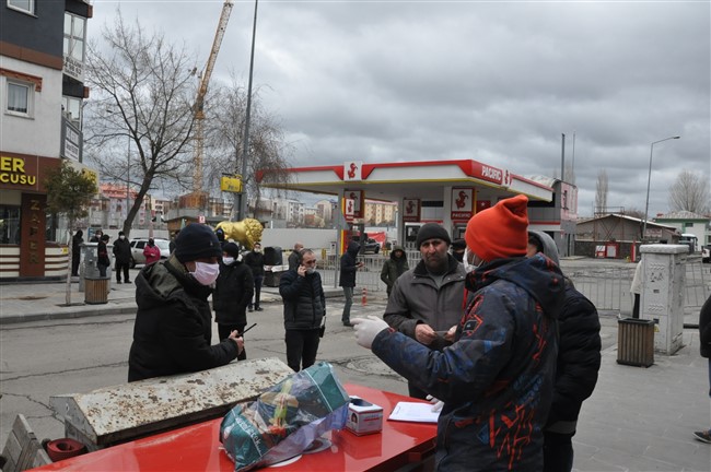 kars’ta-1-maske-icin-metrelerce-kuyruk-olustu-(7).jpg