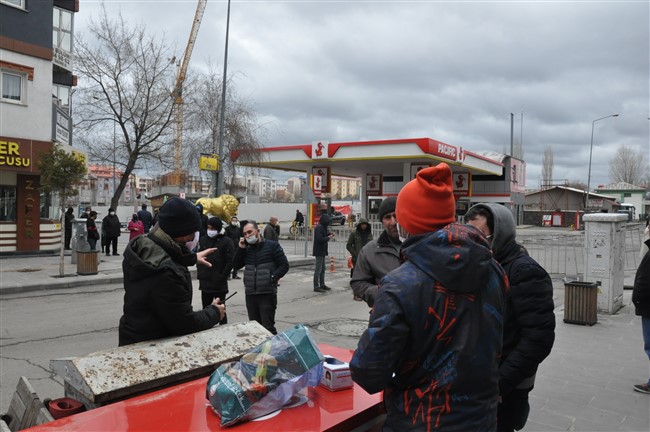 kars’ta-1-maske-icin-metrelerce-kuyruk-olustu-(8).jpg