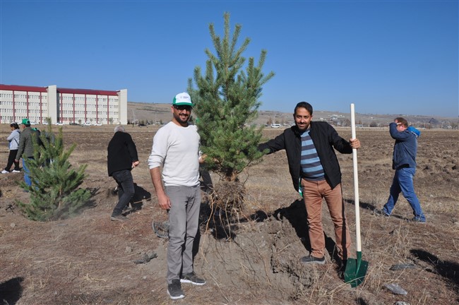 kars’ta-29-bin-fidan-toprakla-bulustu-(15).jpg
