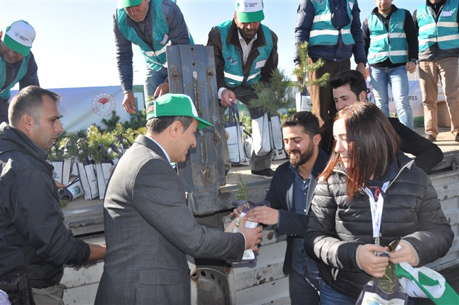 kars’ta-29-bin-fidan-toprakla-bulustu-(24).jpg