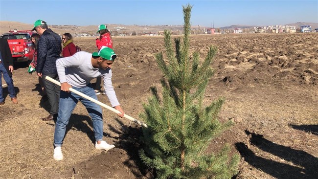 kars’ta-29-bin-fidan-toprakla-bulustu-(34).jpg