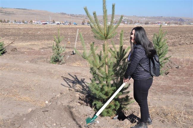 kars’ta-29-bin-fidan-toprakla-bulustu-(9).jpg