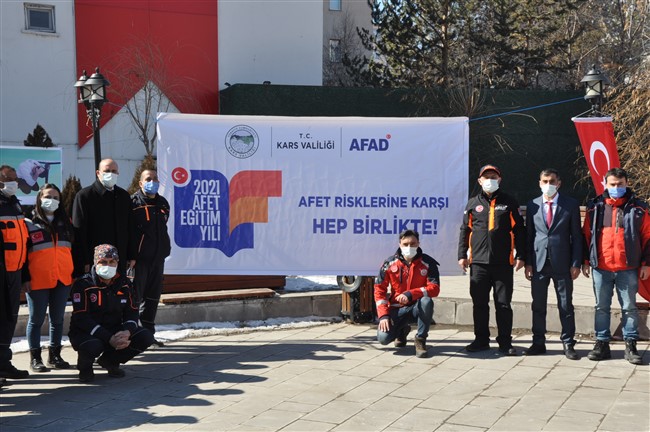 kars’ta-afad,-halki-afetlere-karsi-bilinclendiriyor-(3).jpg
