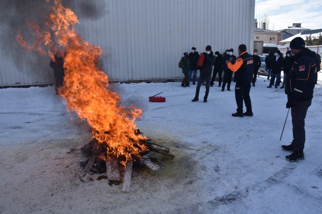 kars’ta-afet-bilinci-ve-yangin-egitimi-verildi-(2).jpg