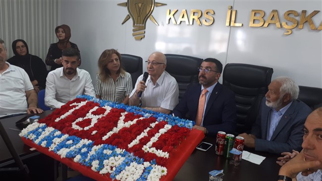 kars’ta-ak-parti-18.-yasini-kutladi-(5).jpg