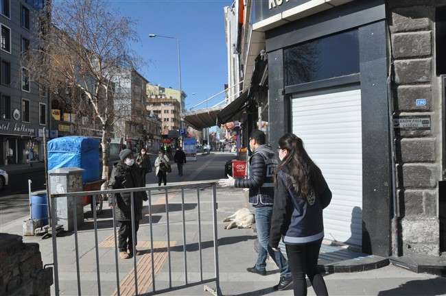 kars’ta-bazi-caddeler-trafige-kapatildi-(10).jpg
