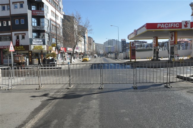 kars’ta-bazi-caddeler-trafige-kapatildi-(12).jpg