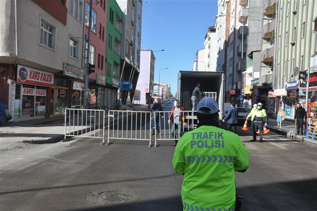 kars’ta-bazi-caddeler-trafige-kapatildi-(2).jpg