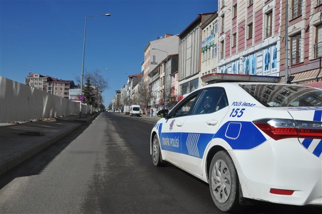 kars’ta-bazi-caddeler-trafige-kapatildi-(6).jpg