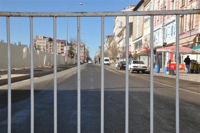kars’ta-bazi-caddeler-trafige-kapatildi-(8).jpg