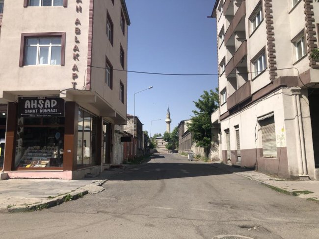 kars’ta-caddelerde-hafta-sonu-sessizligi-(1).jpg