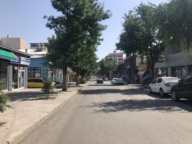 kars’ta-caddelerde-hafta-sonu-sessizligi-(2).jpg