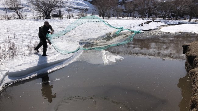 kars’ta-dereler-balikcilarin-akinina-ugradi-(1).jpg