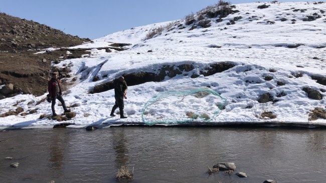 kars’ta-dereler-balikcilarin-akinina-ugradi-(7).jpg
