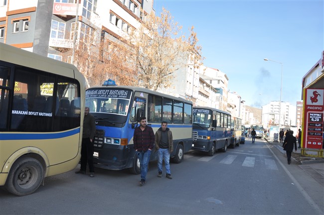 kars’ta-dolmuscular-caddeyi-kapatti-(2).jpg