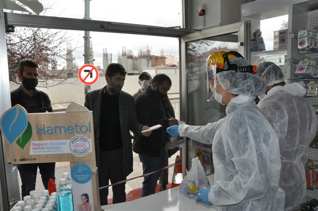 kars’ta-eczanelerde-ucretsiz-maske-dagitimi-basladi-(2).jpg