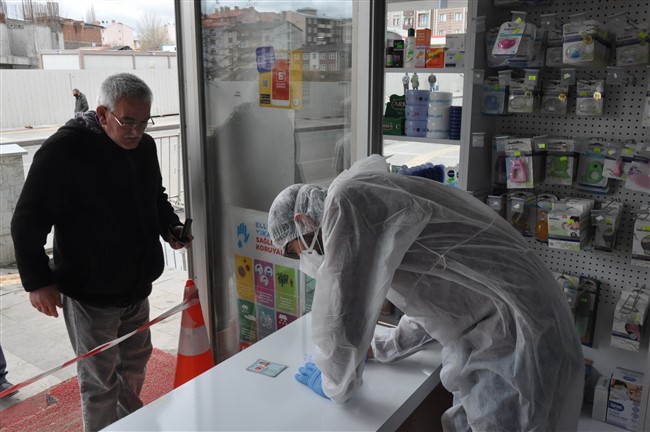 kars’ta-eczanelerde-ucretsiz-maske-dagitimi-basladi-(4).jpg