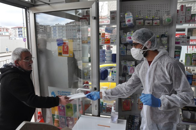 kars’ta-eczanelerde-ucretsiz-maske-dagitimi-basladi-(5).jpg