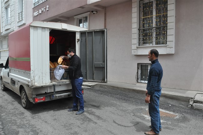 kars’ta-ekmekler-vatandaslarin-kapisina-getiriliyor-(1).jpg