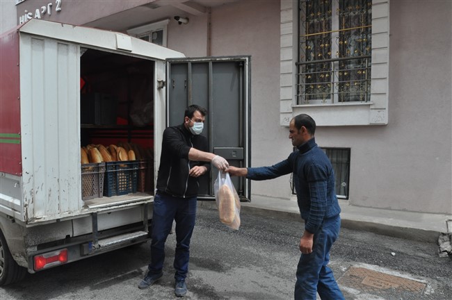 kars’ta-ekmekler-vatandaslarin-kapisina-getiriliyor-(2).jpg
