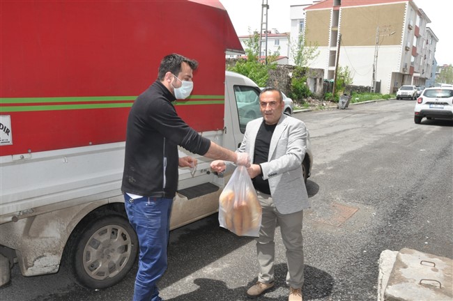 kars’ta-ekmekler-vatandaslarin-kapisina-getiriliyor-(3).jpg