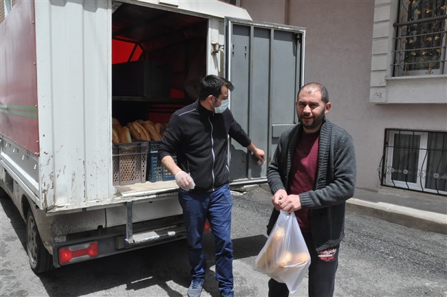 kars’ta-ekmekler-vatandaslarin-kapisina-getiriliyor-(5).jpg