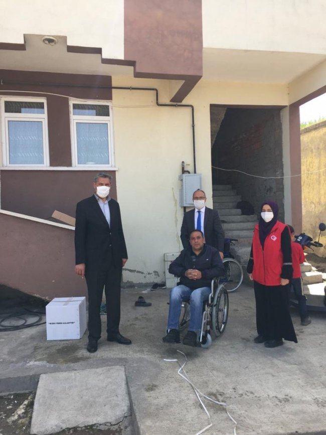 kars’ta-engellilere-tekerlekli-sandalye-verildi-(2).jpg