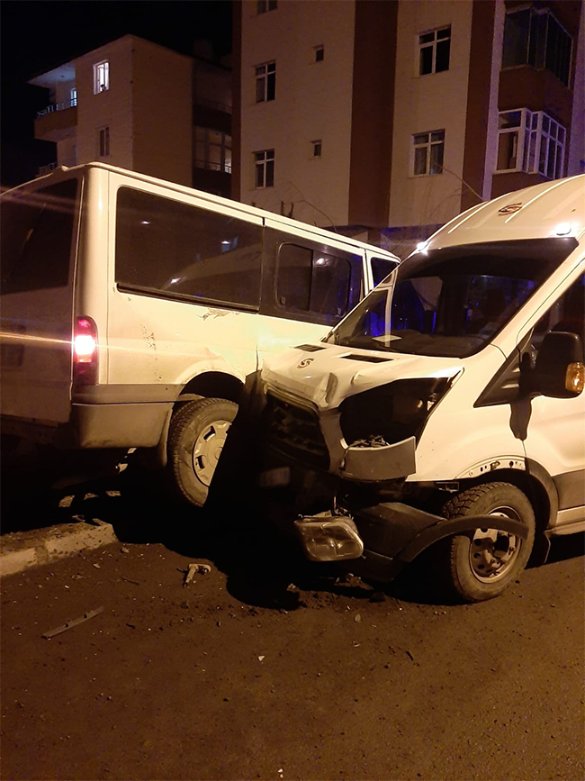 kars’ta-iki-minibus-carpisti-(2).jpg