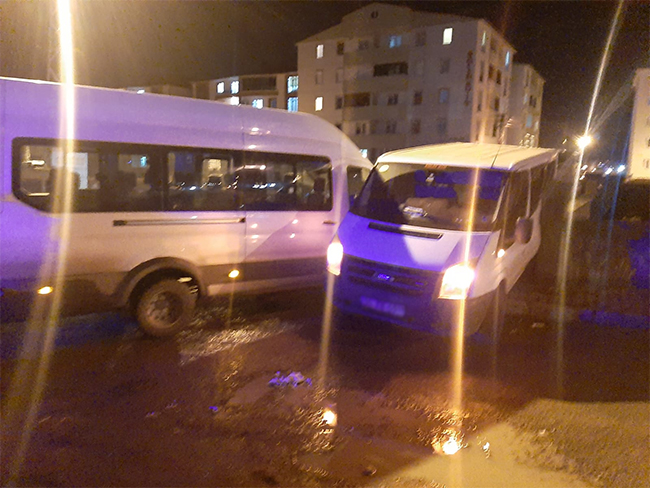 kars’ta-iki-minibus-carpisti-(3).jpg