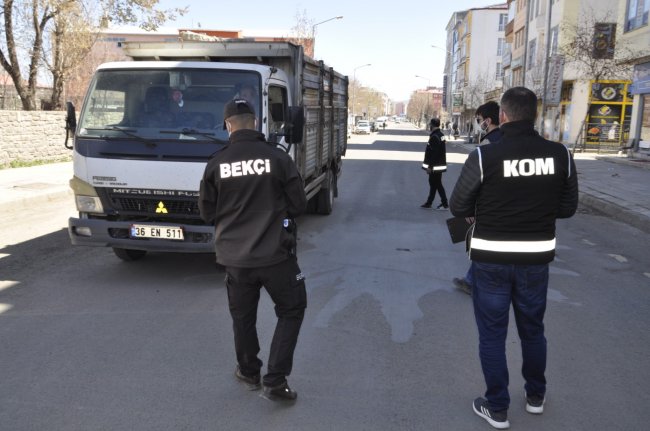kars’ta-izinsiz-sokaga-cikanlara-ceza-yagdi-(2).jpg