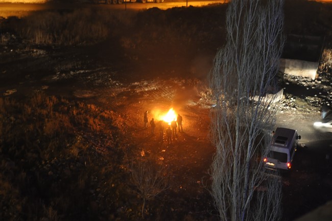 kars’ta-izinsiz-yakilan-“nevruz-atesi”ne-tomali-mudahale!-(3).jpg