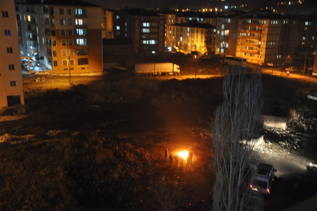 kars’ta-izinsiz-yakilan-“nevruz-atesi”ne-tomali-mudahale!-(4).jpg