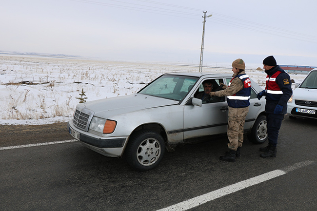 kars’ta-jandarmadan-trafik-uygulamasi!-(2).jpg