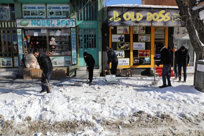 kars’ta-kaldirimlarin-kar-ve-buzu-temizleniyor-(1).jpg