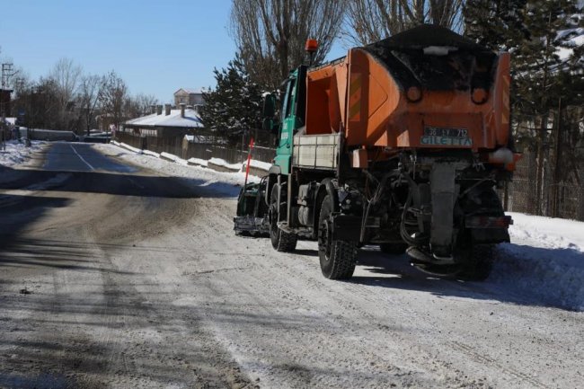 kars’ta-kaldirimlarin-kar-ve-buzu-temizleniyor-(2).jpg