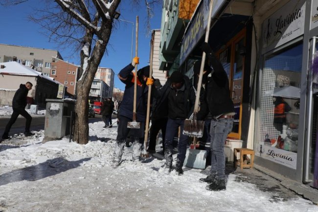 kars’ta-kaldirimlarin-kar-ve-buzu-temizleniyor-(3).jpg